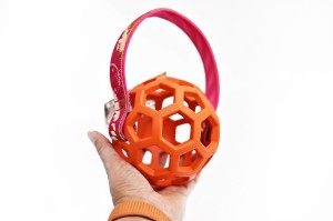 Pomarańczowa piłka Hol-ee Roller z rączką 