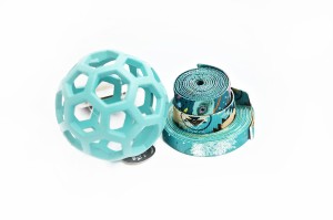 Jasny turkus piłka Hol-ee Roller z rączką 